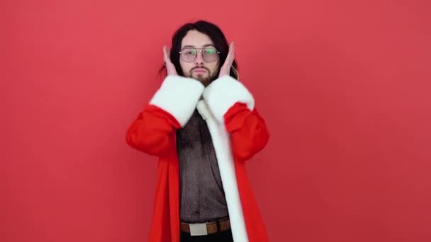 Retrato Hombre Gay Sobre Fondo Blanco Gay Sombrero Santa Claus — Vídeo de stock