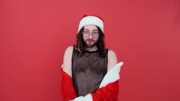Kırmızı Arka Planda Eşcinsel Bir Adamın Portresi Noel Baba Kostümlü — Stok video