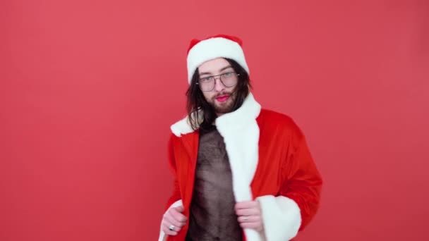 Jonge Glimlachende Vrolijke Vrolijke Homoseksuele Man Dragen Mesh Shirt Kerstman — Stockvideo