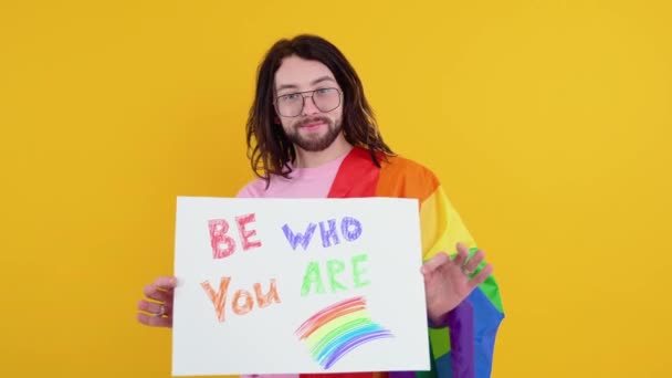 Een Jonge Transseksuele Transseksuele Transgender Vrouw Die Papier Vasthoudt Met — Stockvideo