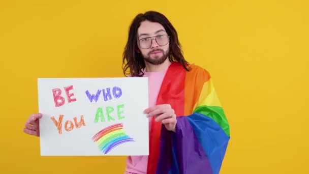 爱情就是爱情 在男女同性恋 双性恋和变性者的骄傲游行中 一个有魅力的白人同志手持抗议标志 — 图库视频影像