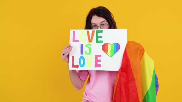 Joven Transexual Transexual Hombre Sosteniendo Papel Con Amor Mensaje Amor — Vídeos de Stock