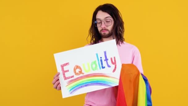 Aantrekkelijke Blanke Homo Met Baard Die Een Protestbord Vasthoudt Tijdens — Stockvideo