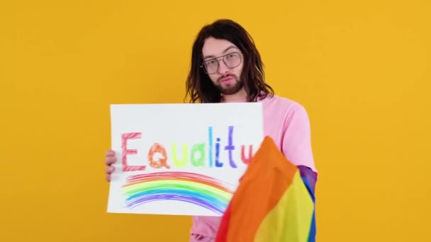 在男女同性恋 双性恋 变性者和变性者的骄傲游行中 一个带着抗议标志的有吸引力的留着胡子的白人同性恋男子 平等概念 — 图库视频影像