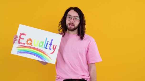 Jonge Transseksuele Transgender Man Die Papier Vasthoudt Met Gelijkheidsboodschap Twijfelachtig — Stockvideo