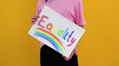 LGBT onur yürüyüşü sırasında elinde protesto işareti tutan beyaz eşcinsel bir adam.