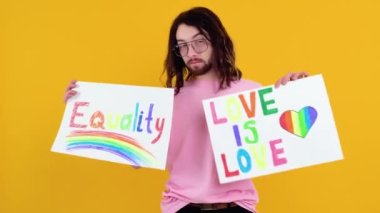 Çekici eşcinsel, beyaz sakallı adam LGBT geçit töreni sırasında protesto işareti tutuyor. Aşk aşktır.