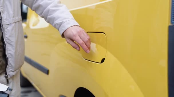電気自動車を充電する準備をしている人の手の色のイメージ — ストック動画