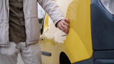 Erkek el kargo EV vagonuna güç bağlantısı yerleştirir