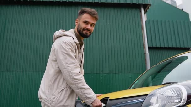 Pria Bahagia Mengisi Daya Mobil Listrik Stasiun Pengisian Pengisian Mobil — Stok Video