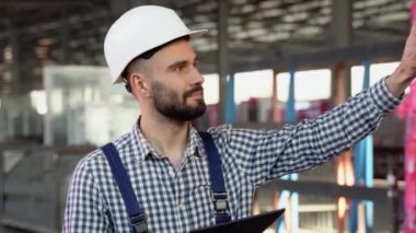 Güvenlik üniforması ve tablet bilgisayar kullanan profesyonel ağır sanayi mühendisi..