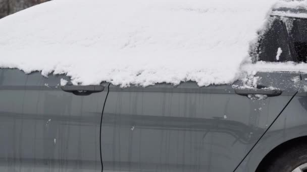 晴れた霜の多い日に雪が降った後に車を片付ける 冬の日に雪から車を清掃して清掃します 冬の激しい雪嵐 — ストック動画