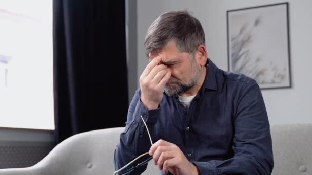 Pria Senior Yang Sedih Dengan Sakit Kepala Duduk Sendirian Ruangan — Stok Video