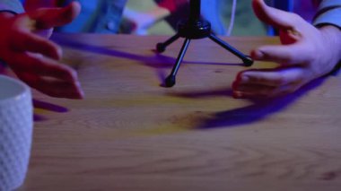 Blogger stüdyo veya radyo DJ 'inde kayıt yapıyor. Vlog yazıcısını kanal için vlog kaydetmek için mikrofon kullanarak kapat