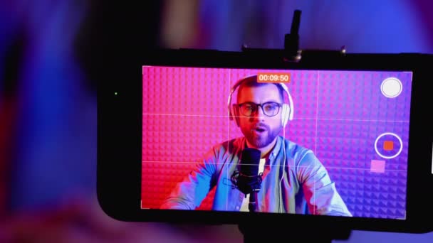 Fokuserat Skott Smartphone Inspelning Kaukasiska Bloggare Talar Tittar Kameran Online — Stockvideo