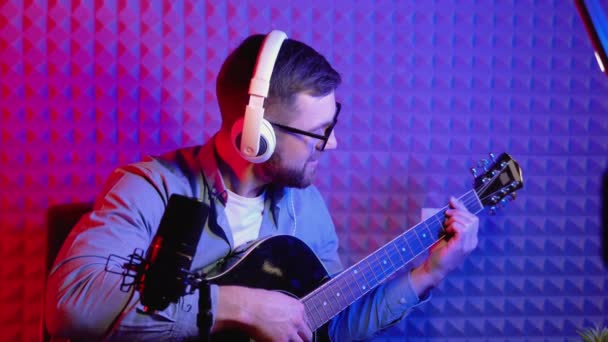 Jovem Influenciador Tocando Guitarra Durante Podcast Streaming Vídeo Vivo Para — Vídeo de Stock