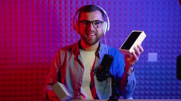 Nadšený Nadšený Mladý Muž Blogger Vybalovat Box Novým Smartphonem Dělat — Stock video