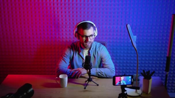 Content Maker Man Host Streaming Zijn Een Podcast Smartphone Met — Stockvideo