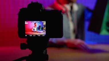 Moda blogcusu evde alışveriş torbası ile video içeriği kaydediyor.
