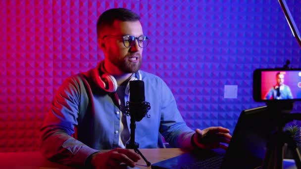 Content Maker Man Host Streaming Zijn Een Podcast Laptop Met — Stockvideo