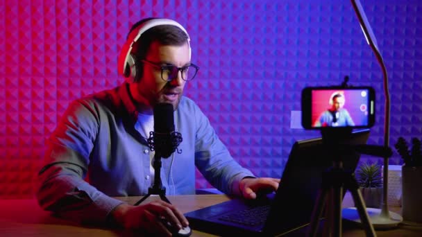 Jugador Cibernético Profesional Que Tiene Transmisión Vivo Grabación Vlog Través — Vídeo de stock