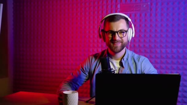 Content Creator Man Host Streaming His Podcast Laptop Headphones Condenser — Stock video