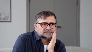 Son sınıf yakışıklısı diş ağrısı ya da diş hastalığından dolayı eli ağrılı bir şekilde ağzına dokunuyor. Dişçi konsepti