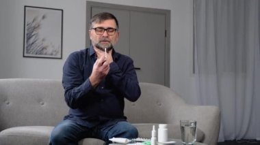 Üst sınıflardan birinin boğazı ağrıyor. İlaçlı boğaz tahrişi. Hastalığın tedavisi. Soğuk belirtileri. Bulaşıcı virüs. Kapalı. Coronovirus. Kapalı
