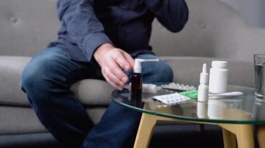 Üst sınıflardan birinin boğazı ağrıyor. İlaçlı boğaz tahrişi. Hastalığın tedavisi. Soğuk belirtileri. Bulaşıcı virüs. Kapalı. Coronovirus. Kapalı