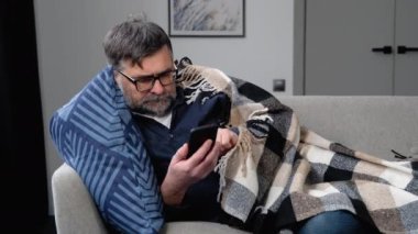 Kıdemli hasta adam internetten bir doktora kaydoluyor.