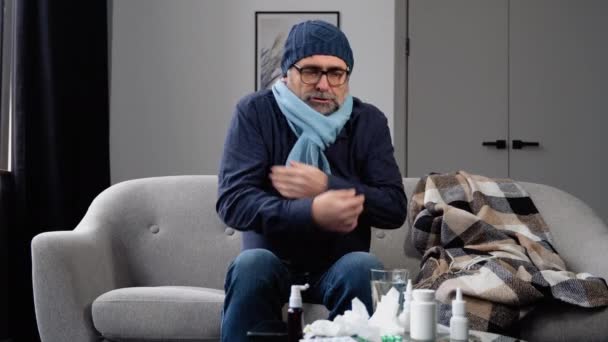 Hombre Mayor Con Sombrero Que Sufre Resfriado Común Gripe Alergia — Vídeo de stock