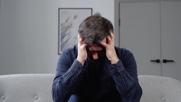 Trieste Hopeloze Oudere Man Zit Alleen Thuis Zich Wanhopig Depressief — Stockvideo