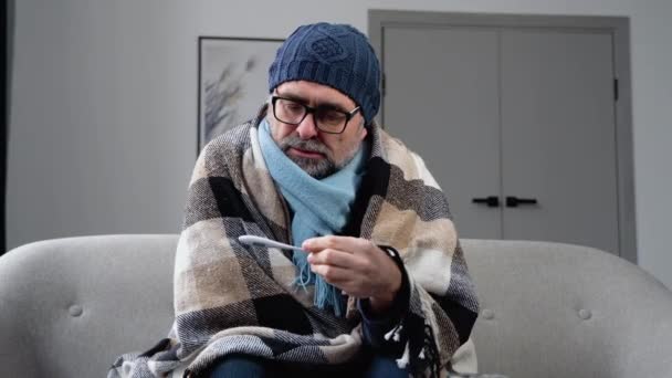 노인분은 체온계 검사하고 체온을 있어요 겨울에는 아프다 — 비디오