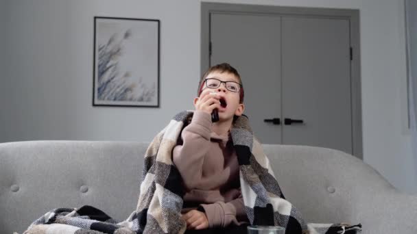 小さな男の子は喉が痛い 投薬されたスプレー喉刺激を使用してください 病気の治療法だ 風邪の症状 感染ウイルス — ストック動画