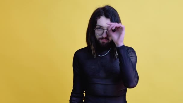 Ung Smilende Glad Munter Bøsse Mand Briller Mesh Shirt Isoleret – Stock-video