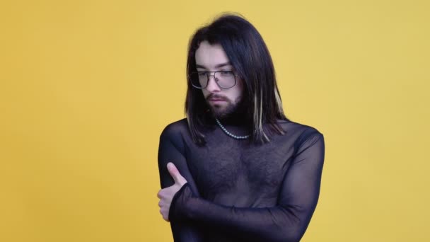 Jovem Sorrindo Alegre Alegre Gay Homem Óculos Malha Shirt Isolado — Vídeo de Stock