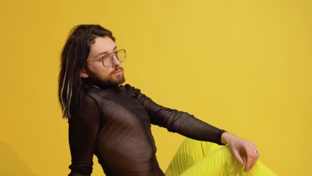 Potret Seorang Pria Metroseksual Dengan Latar Belakang Kuning — Stok Video