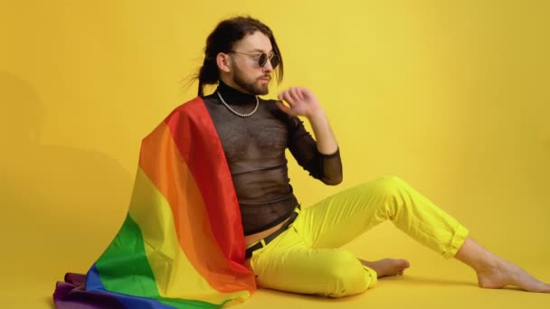 Jonge Blanke Homo Twintiger Met Regenboog Gestreepte Vlag Zit Gele — Stockvideo