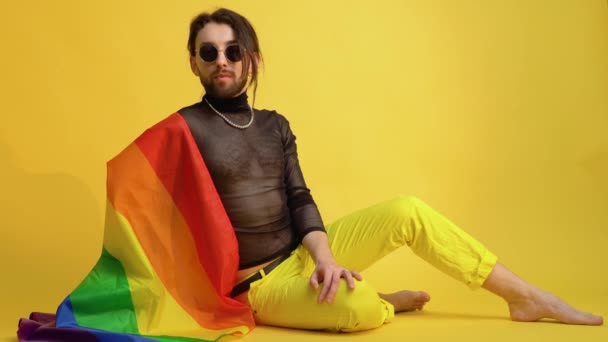 Ung Kaukasisk Homosexuell Man Årsåldern Med Regnbågsrandig Flagga Sitter Gul — Stockvideo