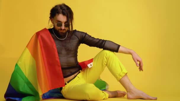 Γκέι Άντρας Ντυμένος Δικτυωτό Μπλουζάκι Και Γυαλιά Ηλίου Κάθεται Κίτρινο — Αρχείο Βίντεο