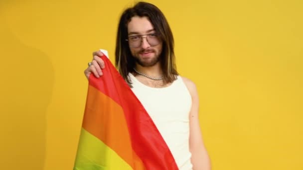 Mladý Aktivista Usměvavý Veselý Gay Muž Mávající Držet Duhovou Vlajku — Stock video