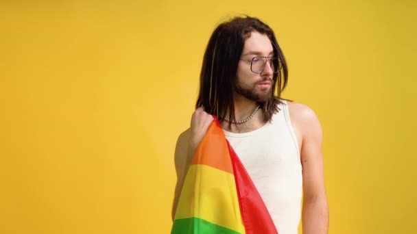 Jonge Activist Glimlachend Vrolijk Plezier Gay Man Zwaaien Hold Regenboog — Stockvideo