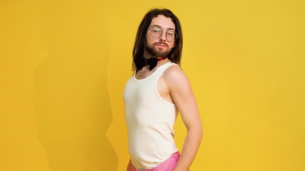 Portret Van Een Jonge Homo Gekleed Een Wit Shirt Roze — Stockvideo