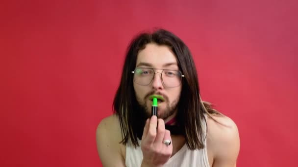 Ung Sexig Homosexuell Man Målar Läppar Med Grönt Läppstift Isolerad — Stockvideo