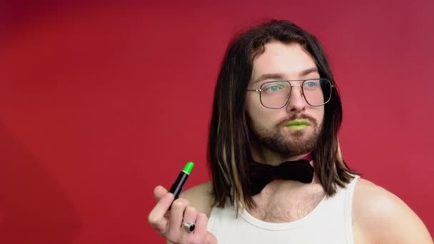 Giovane Gay Sexy Uomo Dipinge Labbra Con Rossetto Verde Isolato — Video Stock