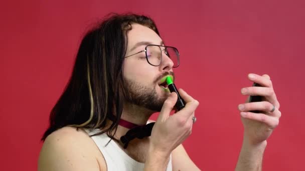 若いですセクシーゲイの男塗料唇ともに緑の口紅隔離された赤の背景 — ストック動画