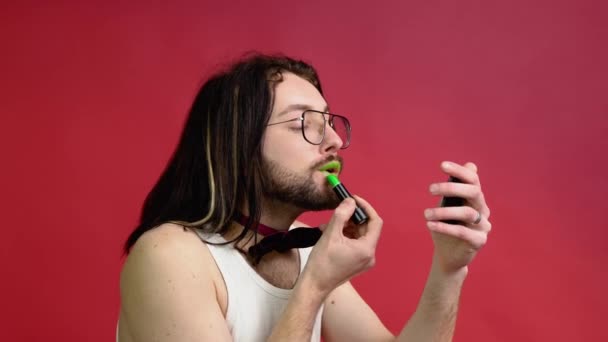 Ung Sexig Homosexuell Man Målar Läppar Med Grönt Läppstift Isolerad — Stockvideo