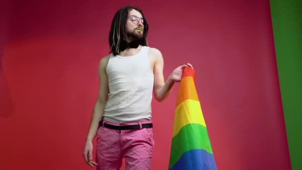 Jonge Activist Glimlachend Gelukkig Homo Man Houden Regenboog Vlag Geïsoleerd — Stockvideo