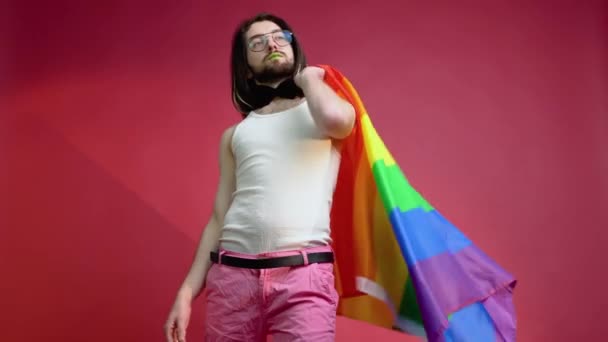 Man Som Håller Regnbåge Flagga Hbt Röd Bakgrund Gay Stolthet — Stockvideo