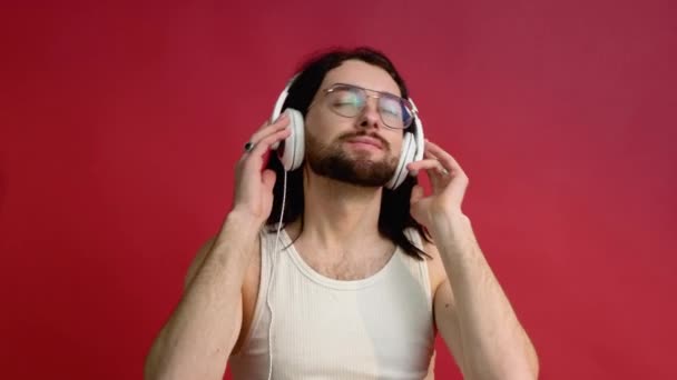 Giovane Sorridente Felice Allegro Gay Occhiali Shirt Bianca Ascoltando Musica — Video Stock
